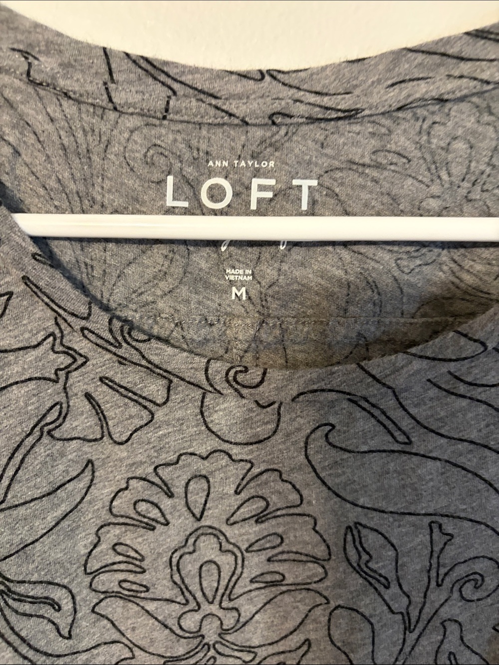 Ann Taylor LOFT Gray Floral-Print Long Sleeve Tee - Charcoal Outline. Med. - Picture 2 of 5
